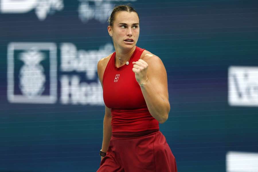 Sabalenková oslavuje triumf na prestížnom turnaji WTA 1000 v Miami.