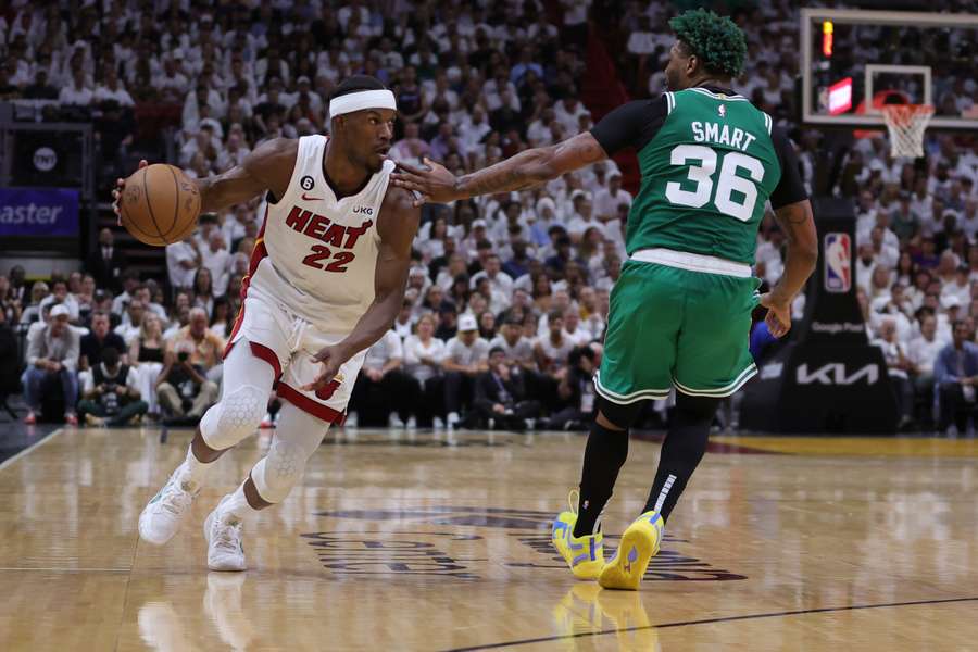 Jimmy Butler de los Miami Heat controla el balón ante Marcus Smart de los Boston Celtics