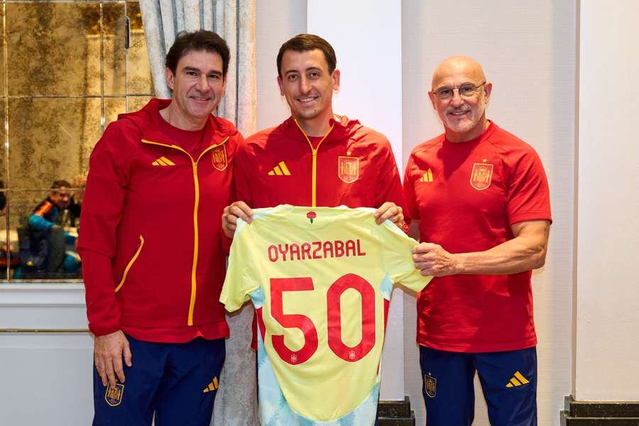 Oyarzabal, junto a De la Fuente y Karanka