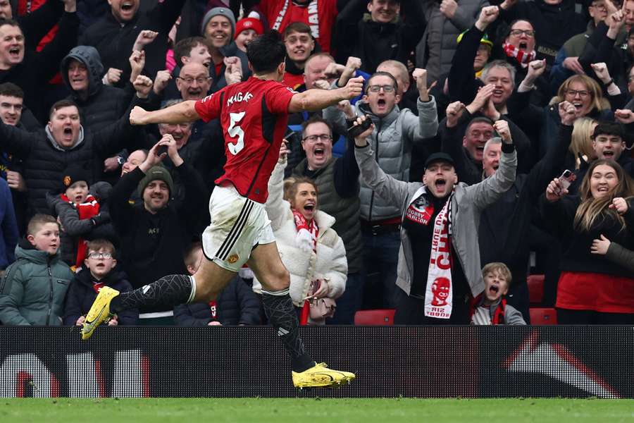 Apărătorul englez al lui Manchester United #05 Harry Maguire sărbătorește după ce a marcat golul egalizator