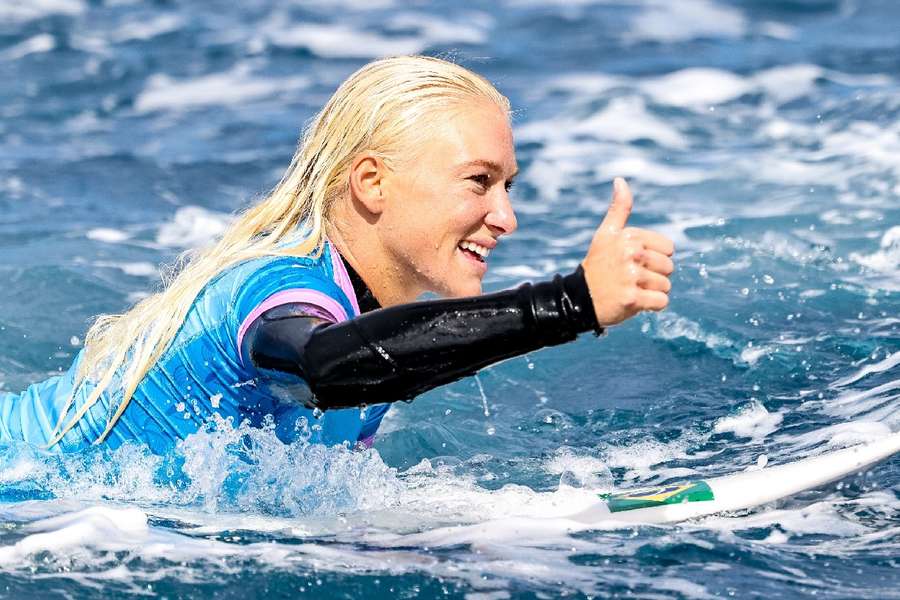 Tatiane Weston-Webb comemora classificação nas águas de Teahupo'o