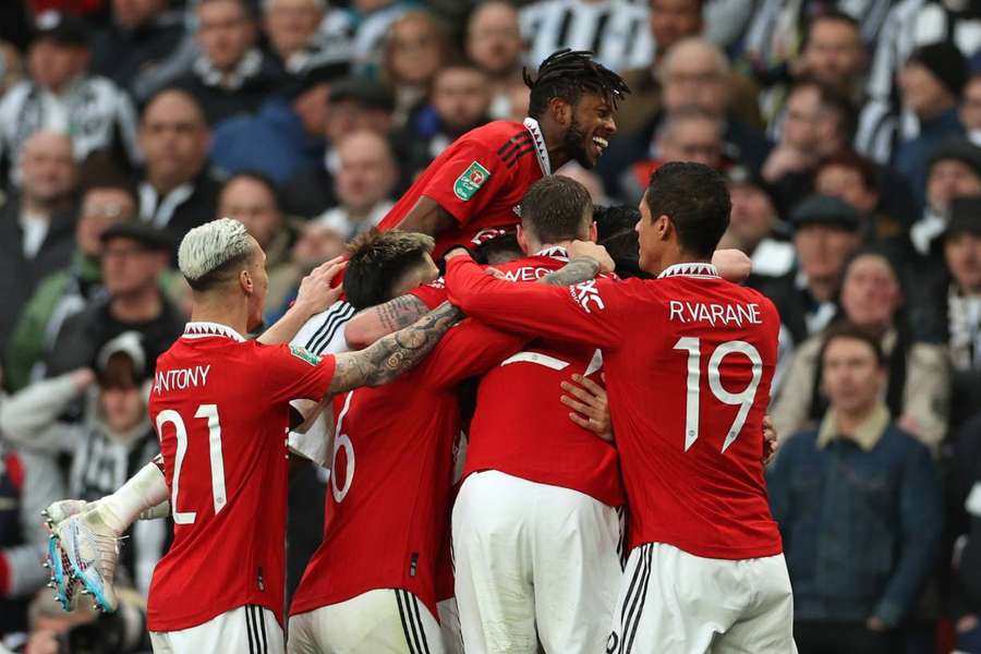 Casemiro é celebrado pelos companheiros de Manchester após gol sobre o Newcastle