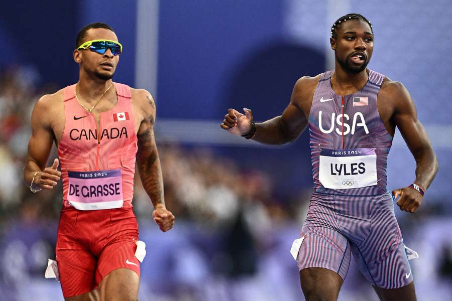 Noah Lyles finisht voor Andre De Grasse