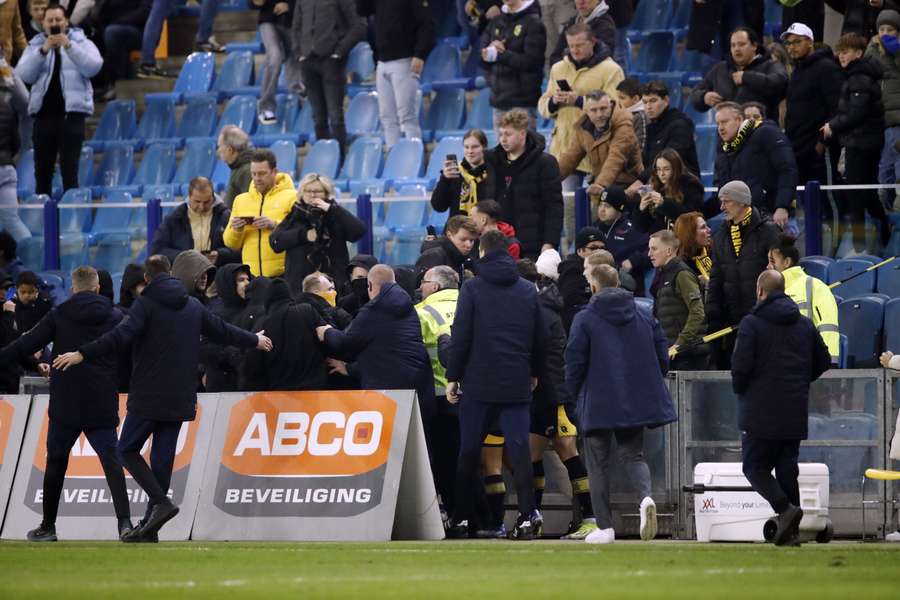 Afgelopen weekend kwam er een handvol onverlaten op het veld tijdens Vitesse-Feyenoord