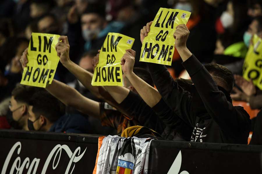 Los seguidores del Valencia tienen claro qué quieren que haga Peter Lim