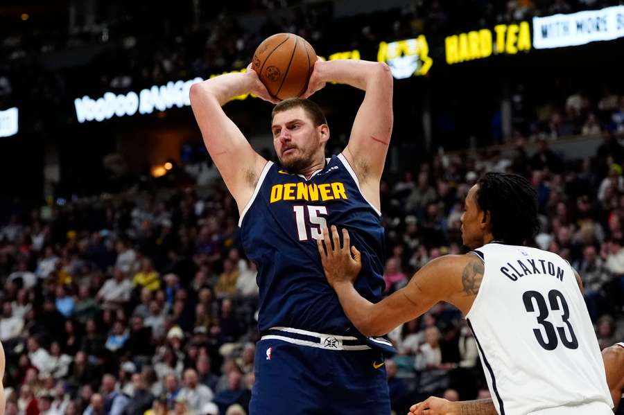 Nikola Jokič během zápasu Denveru NBA.