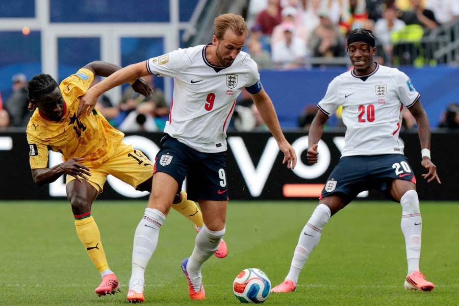Kane im Zweikampf mit Musah Kane im Zweikampf mit Musah