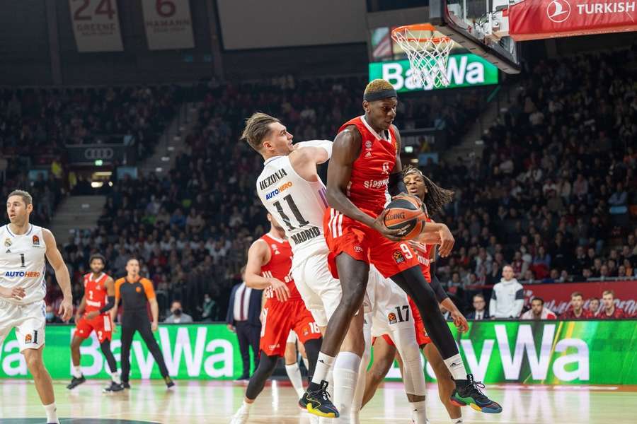 Mario Hezonja von Real Madrid gegen Bayerns Isaac Bonga