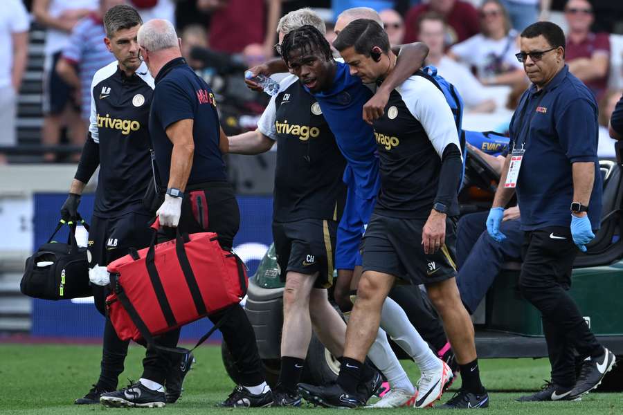 Carney Chukwuemeka lesionou-se pouco antes do intervalo