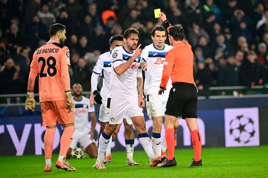 Hráči Atalanty s arbitrom vôbec nesúhlasili.