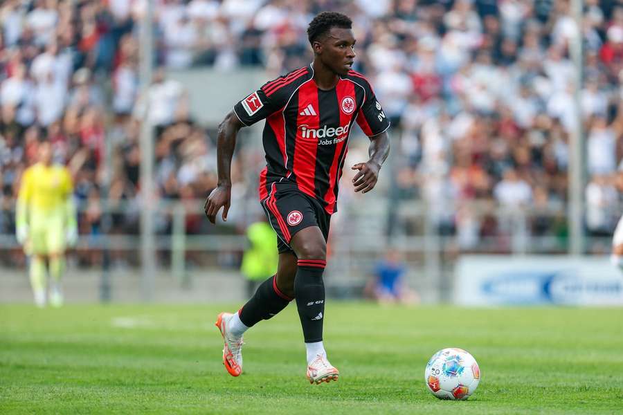 Aurélio Buta vai render cerca de 4 milhões de euros ao Eintracht Frankfurt