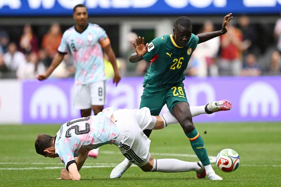 Pape Gueye na partida com a Bélgica Pape Gueye na partida com a Bélgica