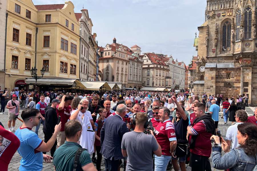 Kibice West Hamu i Fiorentiny na Rynku Staromiejskim na początku dnia