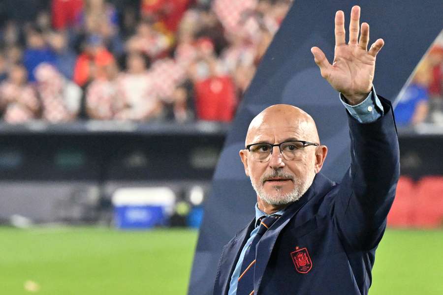 O treinador da Espanha, Luis de la Fuente, comemora após vencer a Liga das Nações