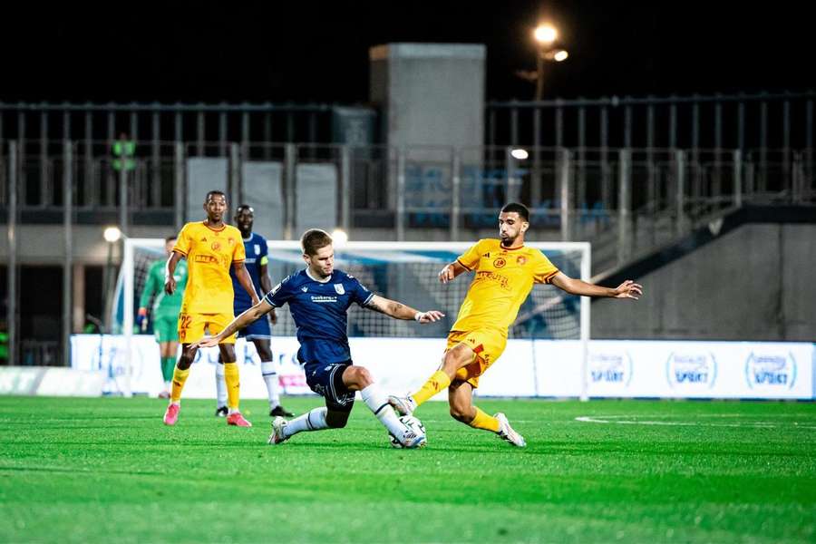 Diogo Queirós agora joga no meio-campo