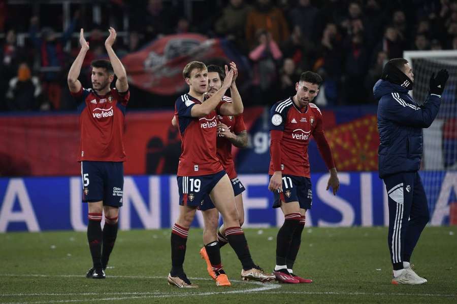 Jogadores do Osasuna aplaudem torcida após vitória 