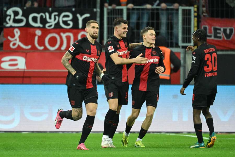 Xhaka celebra con sus compañeros el primer gol del Leverkusen