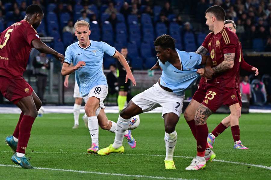 Dele Bashiru contende il pallone a Mancini