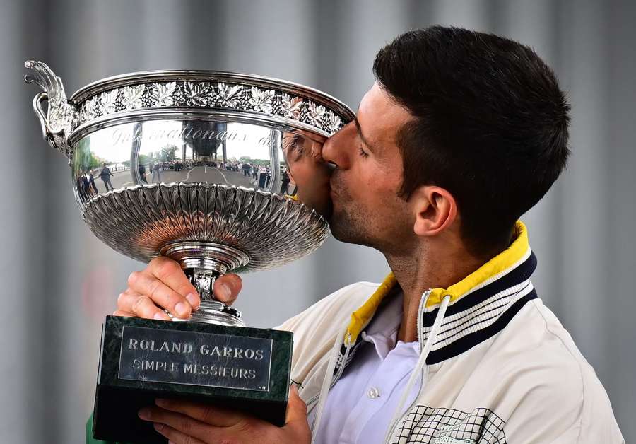 Djokovic besa un título ganado por méritos propios