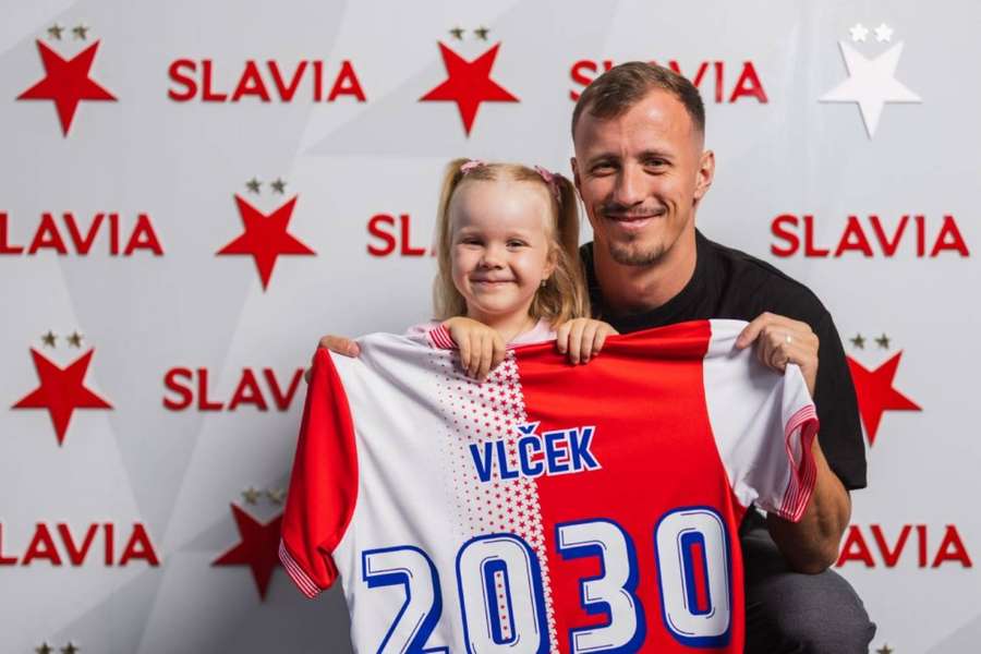 Tomáš Vlček chtěl, aby u prodloužení smlouvy v Edenu byla i jeho dcera. Tomáš Vlček chtěl, aby u prodloužení smlouvy v Edenu byla i jeho dcera.