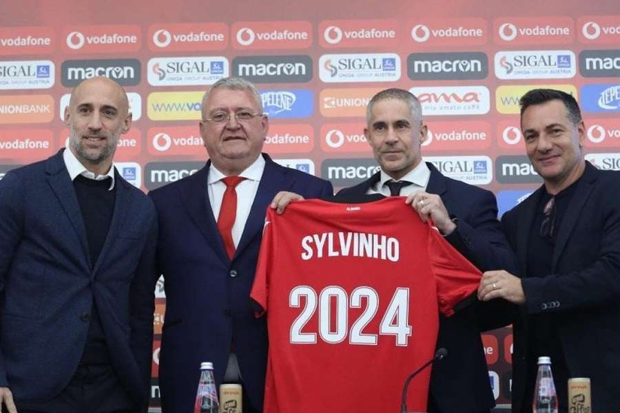 Sylvinho tem feito história como selecionador da Albânia