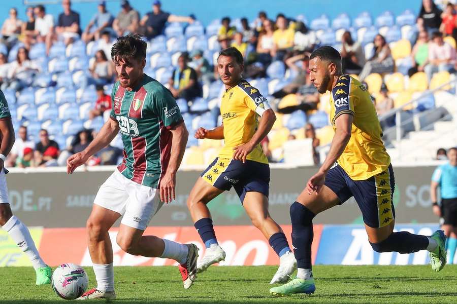 Estrela foi goleado pelo Estoril, mas garantiu a manutenção