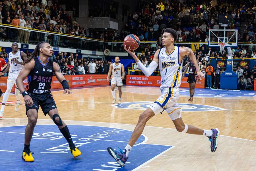 Mets 92's Victor Wembanyama in actie tegen Paris Baskets Juhann Begarin tijdens een French Elite Basketball wedstrijd op 16 mei