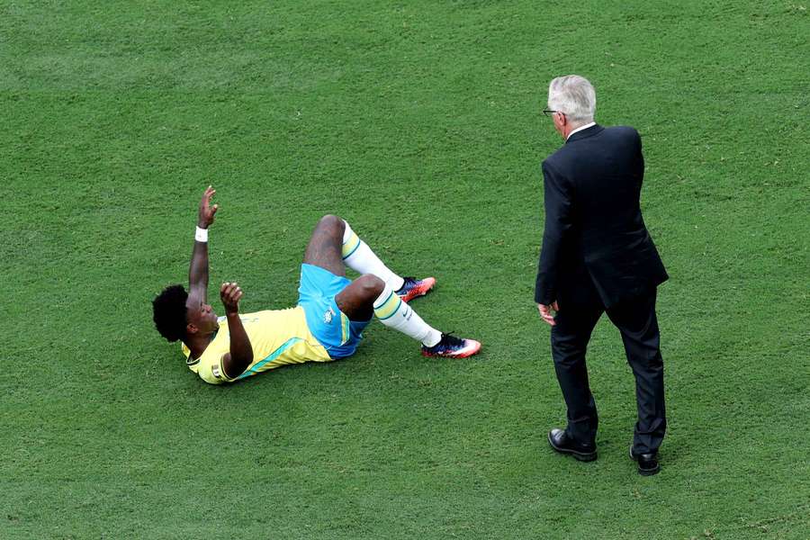 Vinicius e Ancelotti dopo l'eliminazione