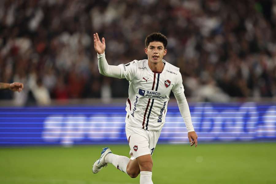 Villamíl foi o grande destaque da partida com dois gols marcados Villamíl foi o grande destaque da partida com dois gols marcados