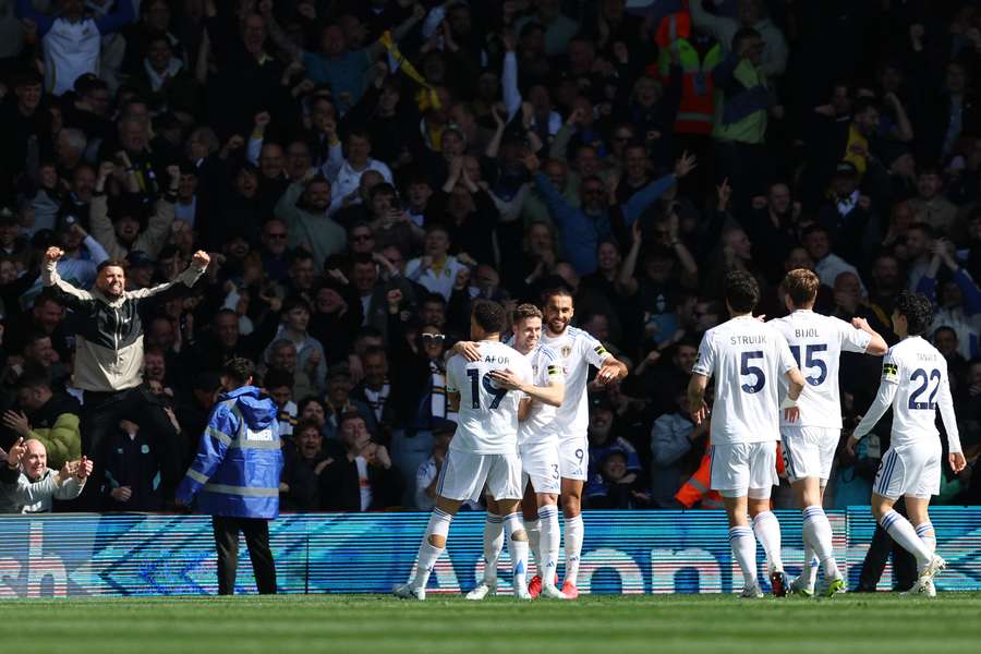 Hráči Leedsu slaví gól proti Wolves.