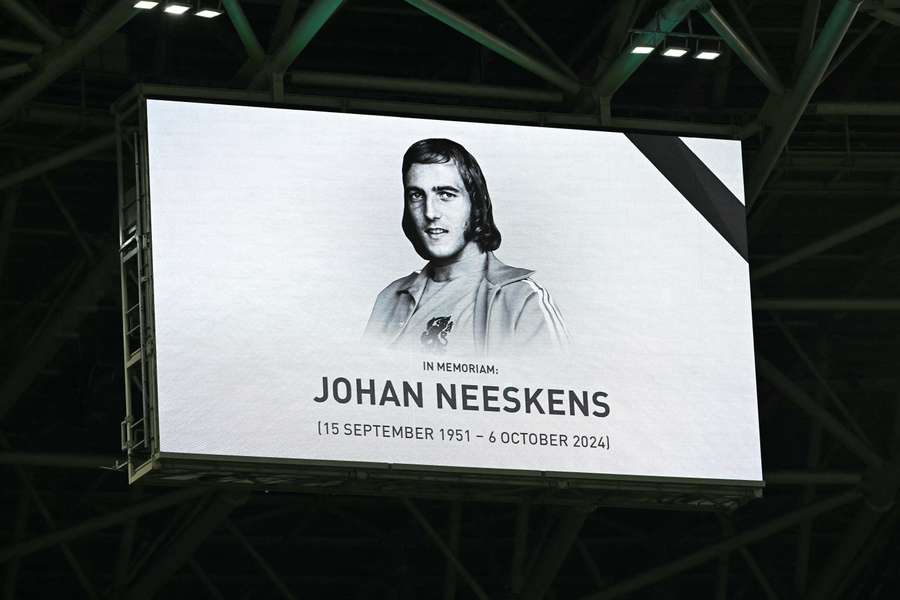 Bij de wedstrijd tussen Nederland en Hongarije werd stilgestaan bij het overlijden van Johan Neeskens