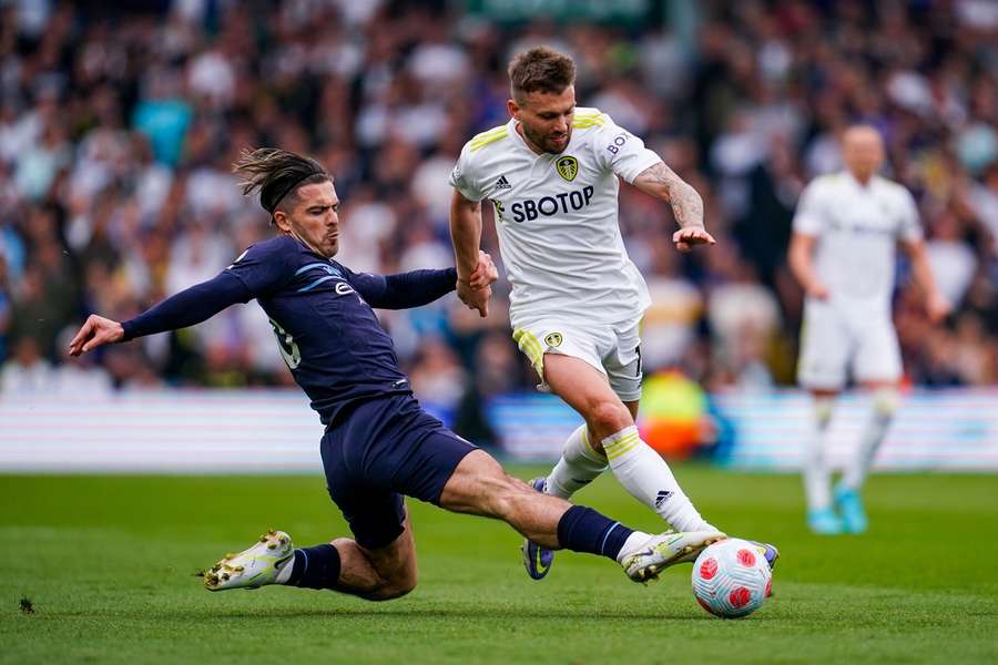 Vo vzájomnom súboji z apríla 2022 City porazilo Leeds 4:0. Na obrázku proti sebe Jack Grealish v modrom a Stuart Dallas.