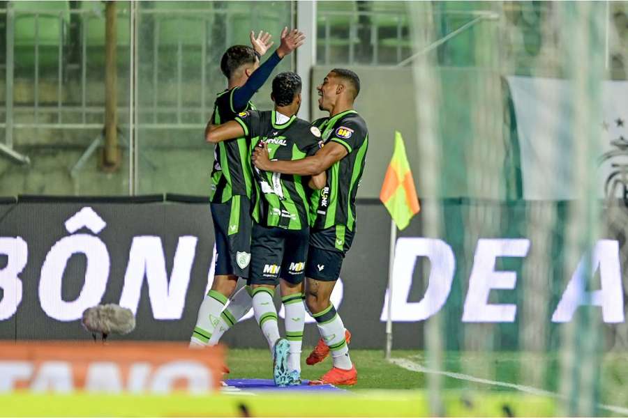 América-MG comemora primeira vitória no Brasileirão