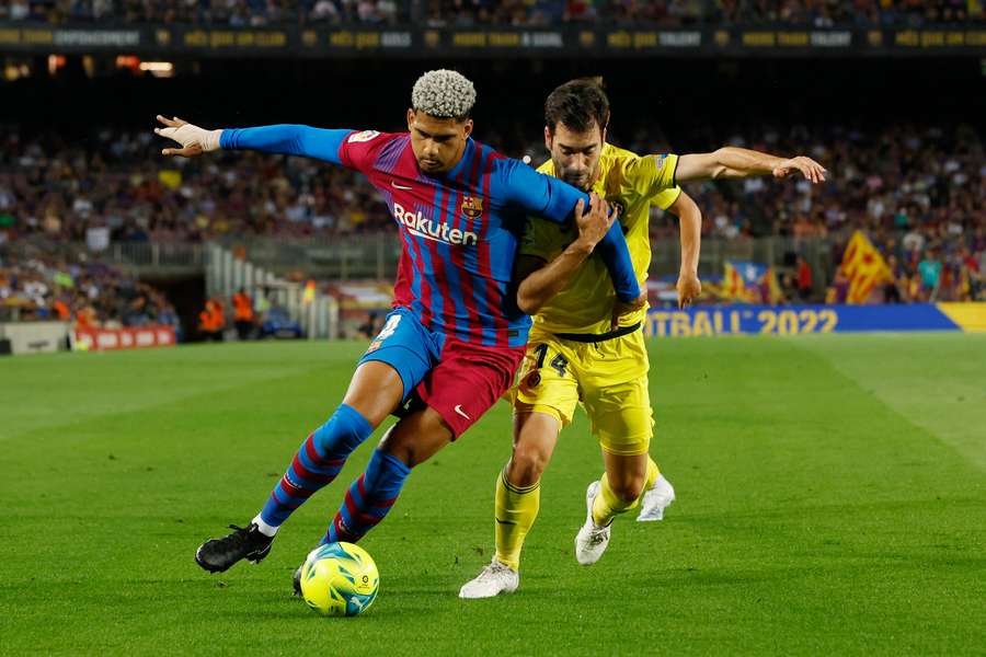 Ronald Araujo in action for Barcelona against Villarreal