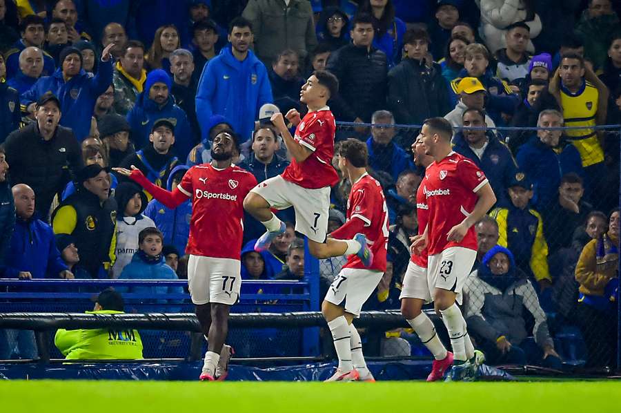 Alvaro Angulo (L) of Independiente celebrates with teammates after scoring during the Torneo Apertura Betano 2025 quarter-final against Boca Juniors