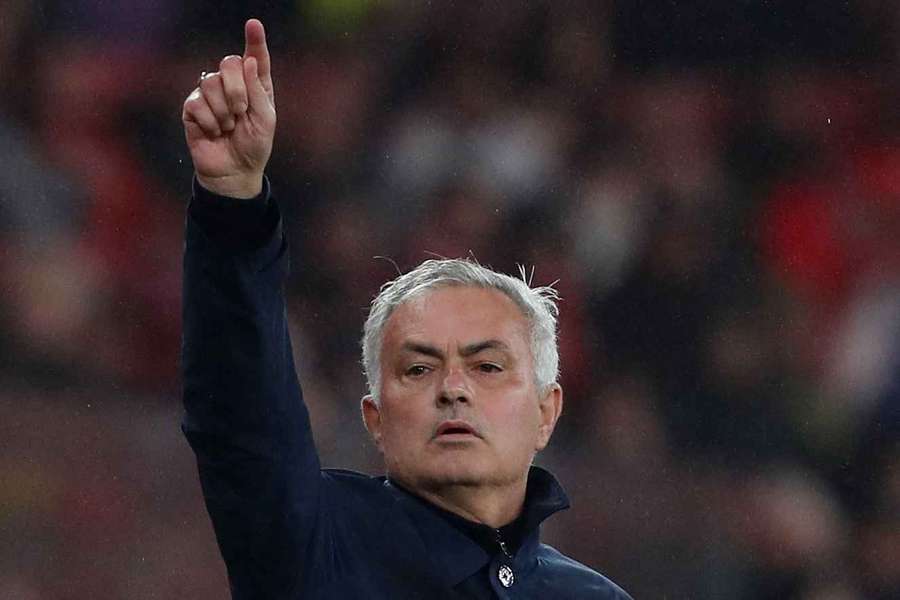 Mourinho reclamou penálti por mão Mourinho reclamou penálti por mão