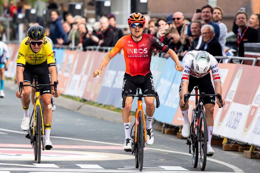 Tom Pidcock komt als eerste over de finish