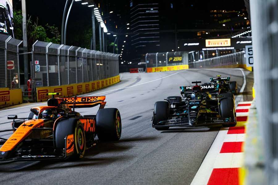 Lando Norris (l.) möchte beim Formel 1 GP Singapur seinen nächsten Angriff setzen.