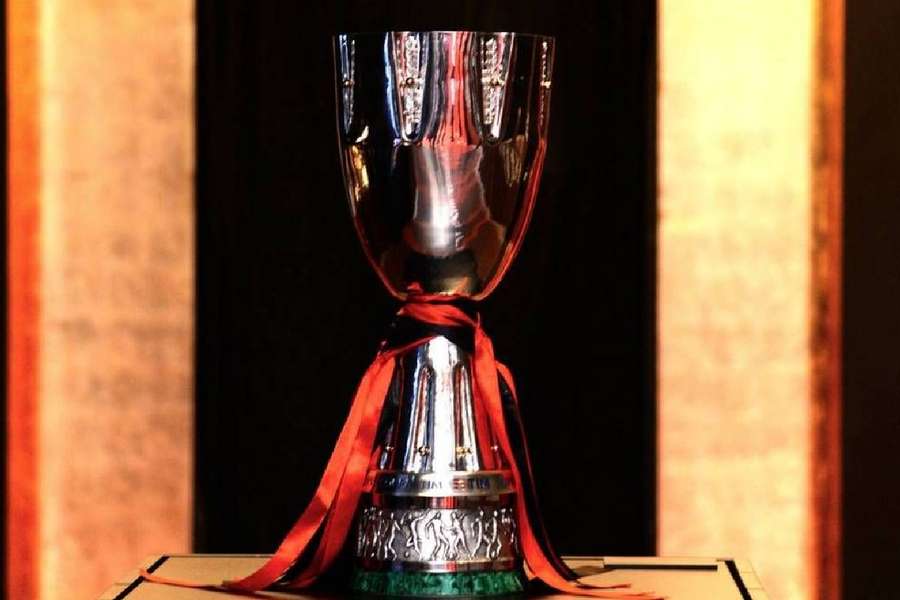 O troféu destinado ao vencedor da Supercopa da Itália