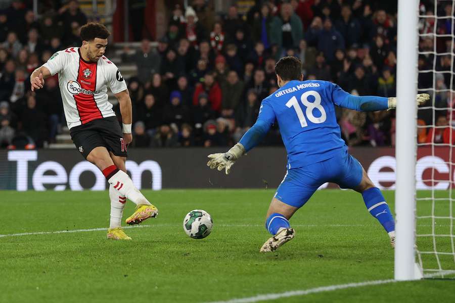 Southampton 's Che Adams scorer mod City, men målet blev senere annulleret