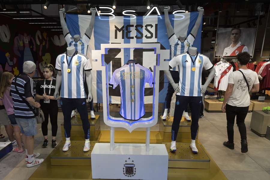 Argentinos fazem fila para comprar camisola da seleção com 3 estrelas