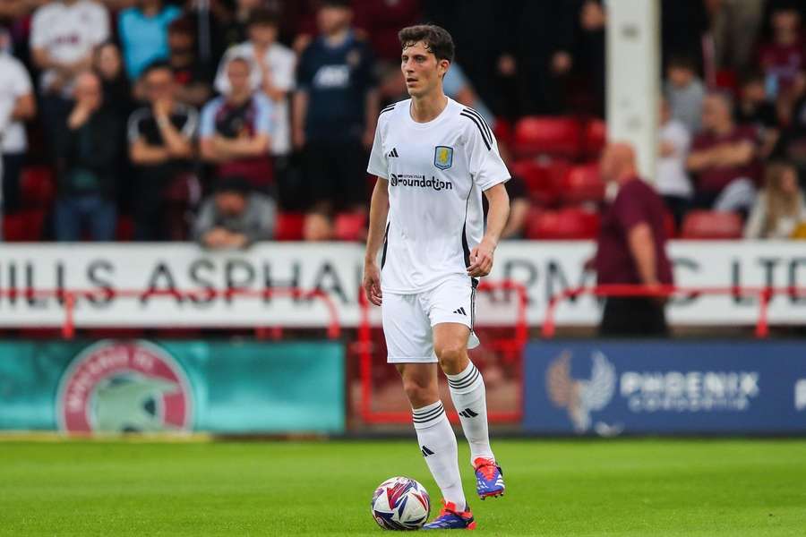 Pau Torres, con la camiseta del Aston Villa