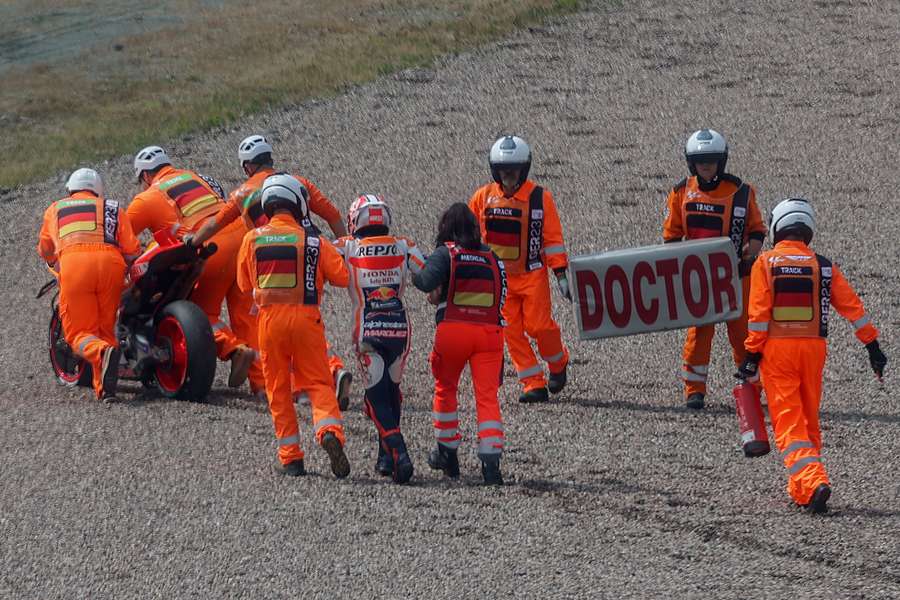 Marc Marquez musste bereits am Samstag von den Sanitätern von der Strecke gebracht werden.