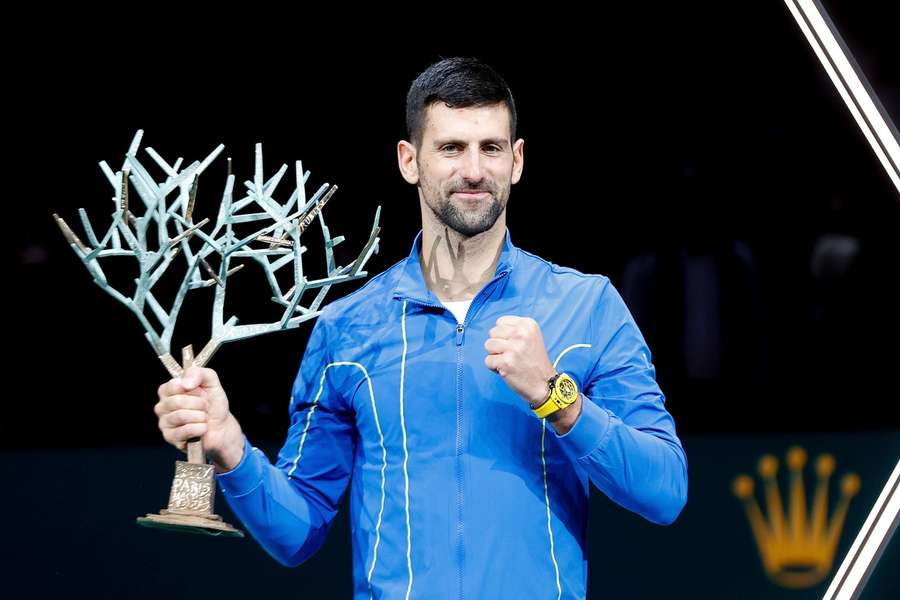 Novak Djokovic com o troféu do Masters de Paris.
