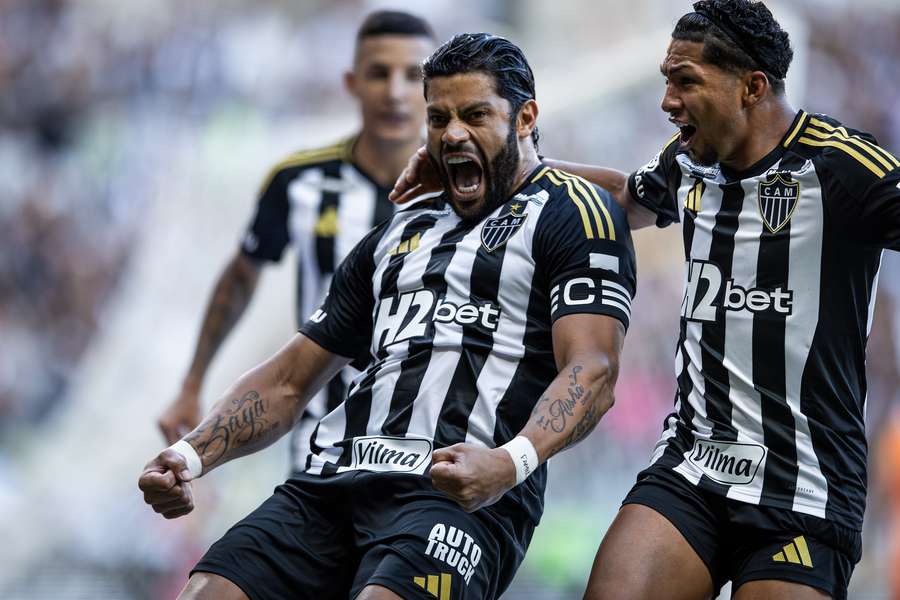 Hulk fez o segundo em golaço de falta Hulk fez o segundo em golaço de falta