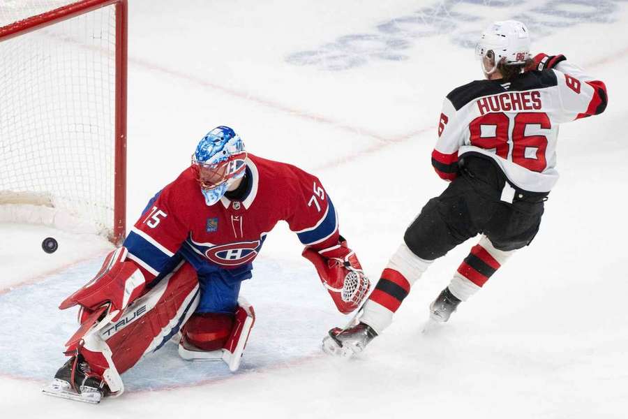 O výhře Devils rozhodl v prodloužení Hughes.
