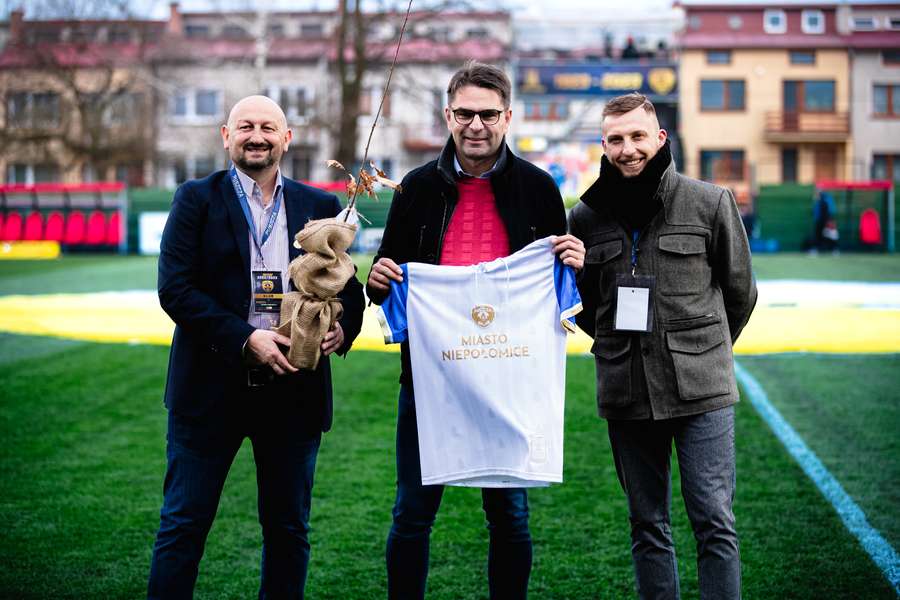 Od lewej Jarosław Pieprzyca (prezes Puszczy, były piłkarz), Roman Ptak (burmistrz, były piłkarz) i Marek Bartoszek (prezes spółki Niepołomicki Sport i spiker reprezentacji Polski)