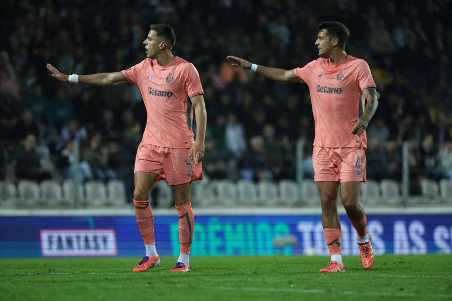 Jan Bednarek i Jakub Kiwior podczas meczu pomiędzy Moreirense FC a FC Porto, 27 października 2025 r. Moreira de Conegos.