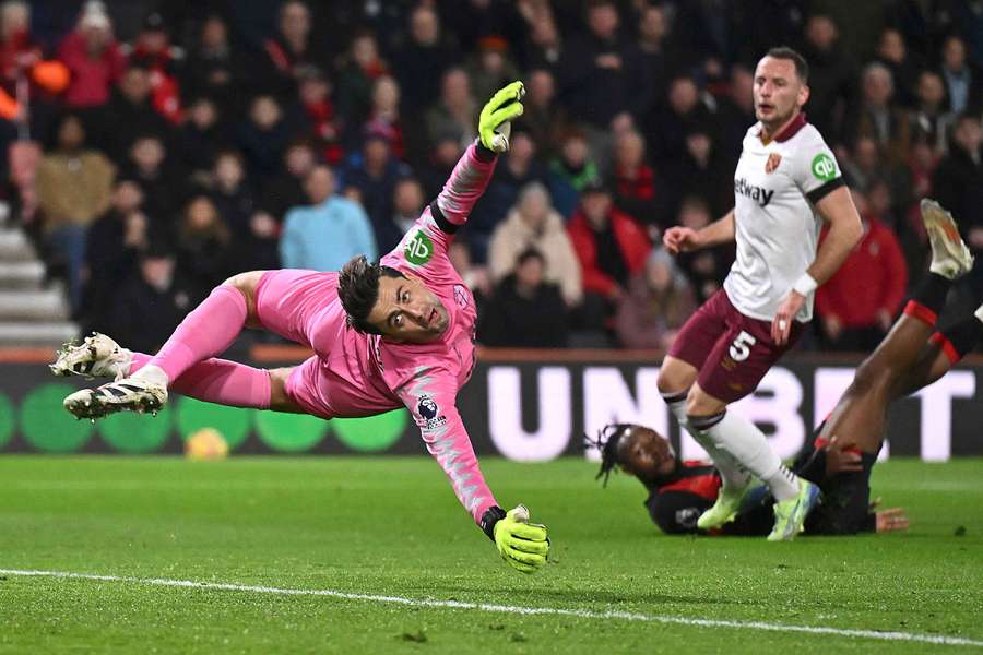 Fabiański skapitulował dopiero w 90. minucie, Polak imponuje formą w Bournemouth
