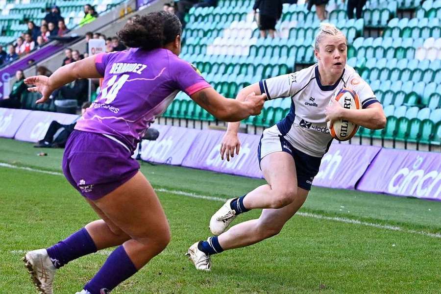 Millie David (R) of Bristol Bears gets a try